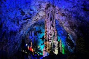 重庆溶洞旅游攻略芙蓉洞溶洞灯光，下午五点到家用英语怎么说
