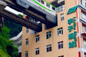 重庆李子坝轻轨穿楼观景最佳位置？李子坝轻轨穿楼怎么玩？