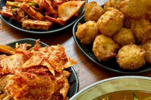 韩国炒年糕小吃摊好吃推荐？韩国炒年糕是用什么做的？