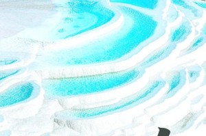 香格里拉白水台攻略_中国版棉花堡的纳西圣地，云南香格里拉东巴圣地白水台？