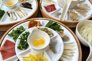 昆明必吃美食街_建新园过桥米线本地人推荐，昆明建新园过桥米线有多少家店,地址,电话？