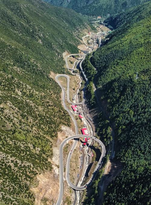 川藏线这个神秘而又充满着柔情的地方,自驾是比较好的诠释方式!