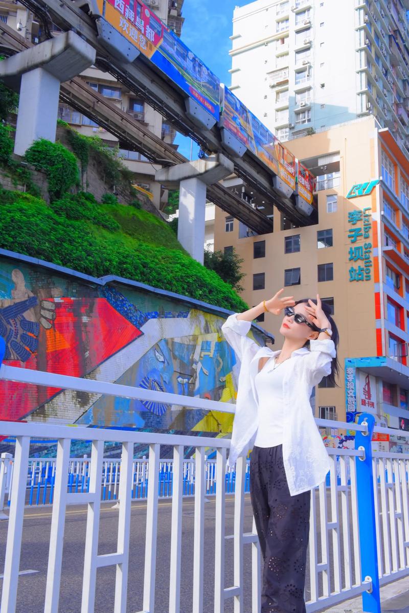 李子坝轻轨穿楼怎么拍照