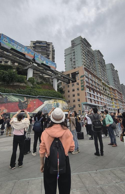 李子坝轻轨站拍照攻略,重庆周边旅游点角镜头