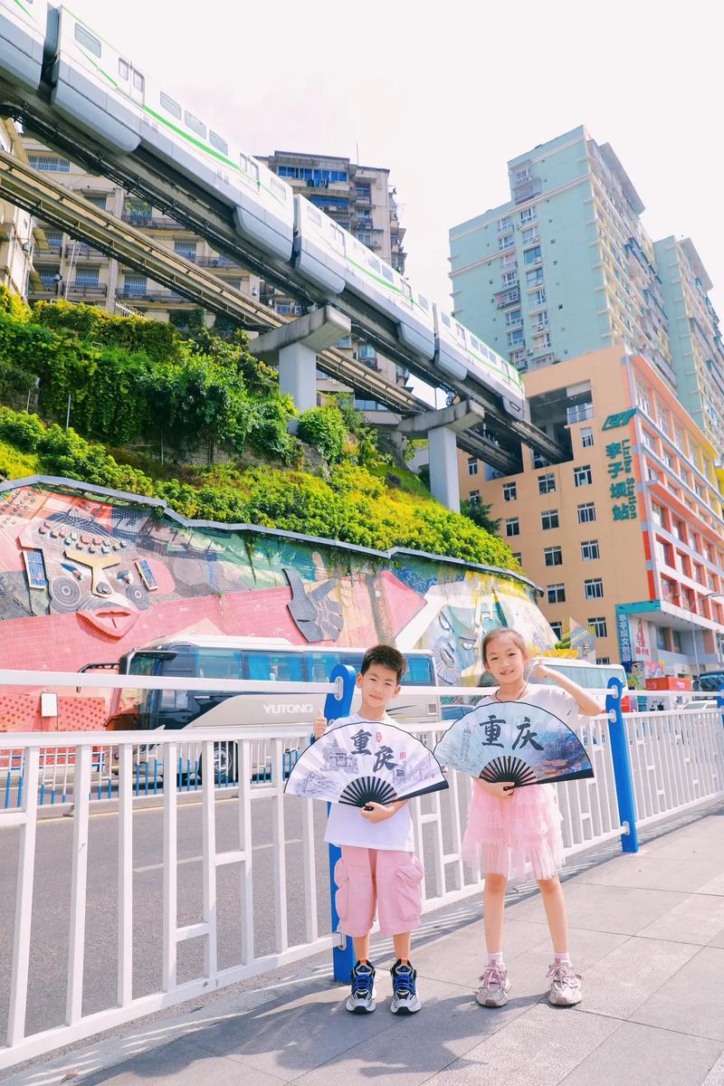 重庆李子坝地铁站有哪些适合拍照的景点推荐?