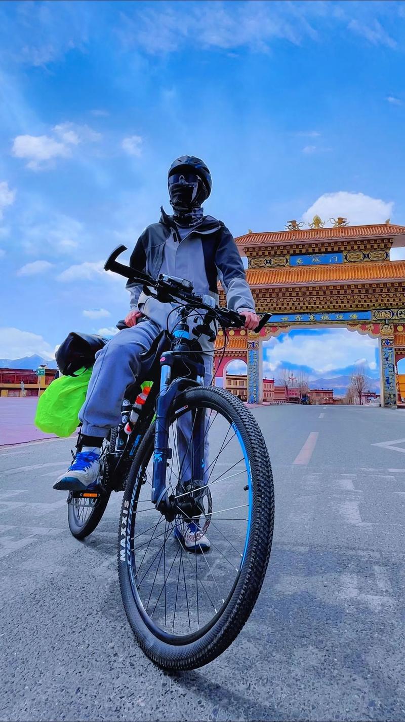 一个人骑行川藏线应该带些什么呢?