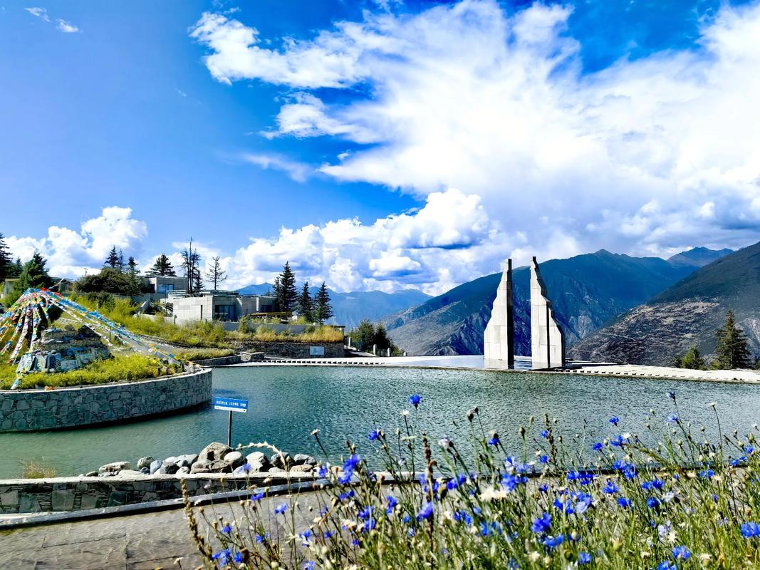 天空之城理塘|闯入20℃的云端花海,触摸离天空最近的藏地秘境