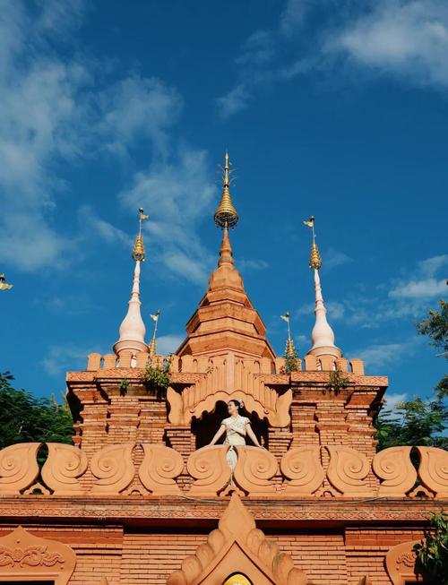 星光夜市,很多游客来这里“为妃作傣”,争奇斗艳